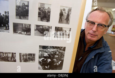 Kurator Peter Reichelt stellt neben einem Brett mit einer Sammlung von Fotos von dem Massaker in Konskie/Polen in der Sonderausstellung "Leni Riefenstahl" an das Dokumentationszentrum Prora, Deutschland, 29. Mai 2013. Rund 300 Exponate von der umstrittenen Filmemacher und Fotograf, Leni Riefenstahl (1902-2003) werden in der Ausstellung gezeigt, die am 30. Mai öffnet. Foto: Stefan Sauer Stockfoto