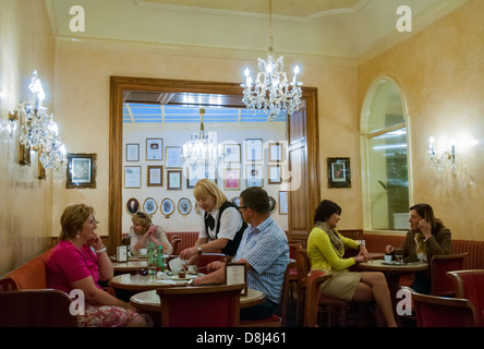 Gönner, die Einnahme von Kaffee in der Konditorei Zauner, gegründet 1832, in österreichischen Spa Bad Ischl. Stockfoto