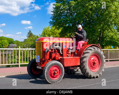 Französischen Bauern fahren alte restaurierte unbenannten Traktor auf "Retro-Méchanique" Rallye - Frankreich. Stockfoto