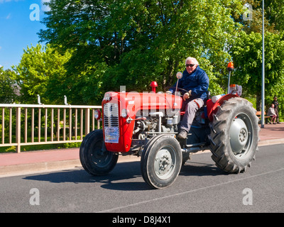 Französischen Bauern fahren alte restaurierte 1950er Jahre Massey Ferguson 37 Traktor auf "Retro-Méchanique" Rallye - Frankreich. Stockfoto