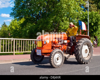 Französischen Bauern fahren alte restaurierte 1956 Renault D22 Traktor auf "Retro-Méchanique" Rallye - Frankreich. Stockfoto