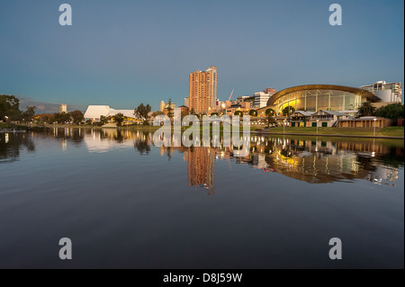 Die malerischen River Torrens am nördlichen Rand der Innenstadt von Adelaide, South Australia. Stockfoto