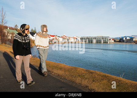 Europa, Island, Tourist am Lake Tjörnin (MR). Stockfoto