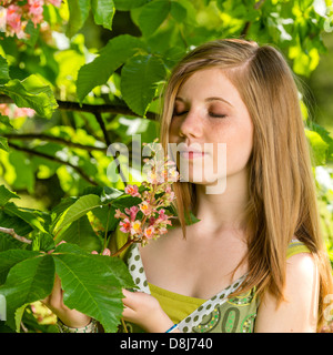 Junge Mädchen, die duftenden Blüten des Frühlings Baum Stockfoto