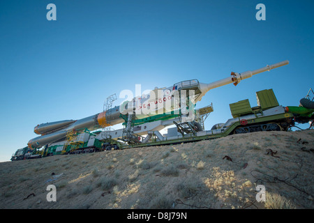 Das Raumschiff Sojus TMA - 09M ist mit dem Zug auf der Startrampe in Baikonur Kosmodrom 26. Mai 2013 in Kasachstan ausgerollt. Der Start der Sojus-Rakete auf der internationalen Raumstation ISS mit Expedition 36/37-Crew ist für Mittwoch geplant. Stockfoto