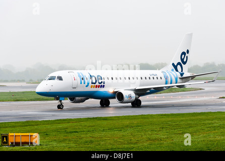 Flybe Embraer ERJ-170-200LR 175LR G-FBJH-Verkehrsflugzeug des Rollens bei der Ankunft am Flughafen Manchester England Vereinigtes Königreich UK Stockfoto