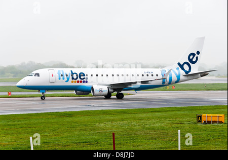 Flybe Embraer ERJ-170-200LR 175LR G-FBJH-Verkehrsflugzeug des Rollens bei der Ankunft am Flughafen Manchester England Vereinigtes Königreich UK Stockfoto