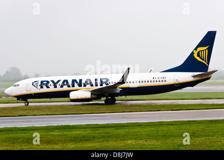 Ryanair Boeing 737-8AS Winglets Airliner EI-DWV Rollen an Manchester Flughafen England Vereinigtes Königreich UK Stockfoto