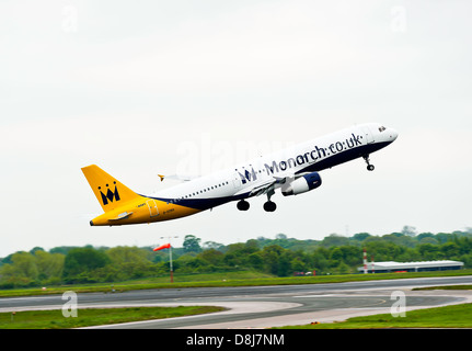 Monarch Airlines Airbus A321 Flugzeug abheben am internationalen Flughafen Manchester England Vereinigtes Königreich UK Stockfoto