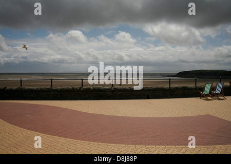 Promenade Barry Island "South Wales" [zwei Liegestühlen] Meer Möwe blauen Wolkenhimmel friedlich verlassen Stockfoto