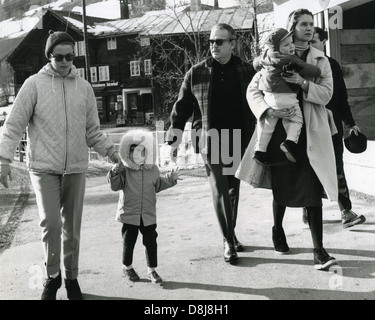 Prinz RANIER von MONACO mit Frau Prinzessin Grace am linken Holding Tochter Caroline und Nanny hält Albert.  Der Schweiz c 1965 Stockfoto