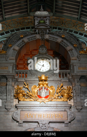 Die Uhr des Antwerpener Hauptbahnhof (1905) in Antwerpen, Belgien Stockfoto