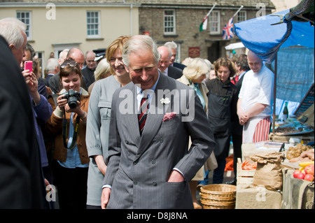 Charles, The Prince Of Wales und Camilla, die Herzogin von Cornwall Surfen Ständen am lokalen Markt während Besuch Hay-on-Wye Stockfoto