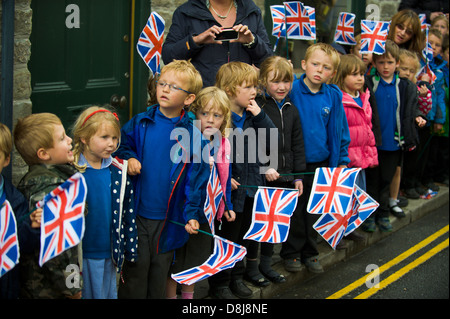 Lokale Schulkinder warten, Charles, The Prince Of Wales und Camilla, die Herzogin von Cornwall besuchen Hay-on-Wye Stockfoto