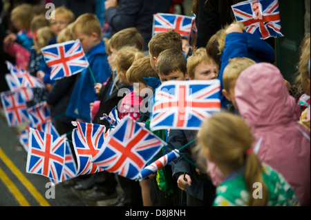 Lokale Schulkinder warten, Charles, The Prince Of Wales und Camilla, die Herzogin von Cornwall besuchen Hay-on-Wye Stockfoto