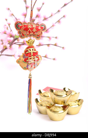 Chinesisches Neujahr-Ornament auf weißem Hintergrund, Kalligraphie mittlere frohes neues Jahr, chinesischer Knoten. Stockfoto