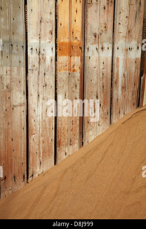 Verwitterte Holzarbeiten im verlassenen Haus, Kolmanskop Geisterstadt, in der Nähe von Lüderitz, Namibia, Afrika Stockfoto