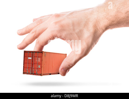 Leuchtend rote Metall Versand Frachtcontainer in Menschenhand isoliert auf weiss Stockfoto