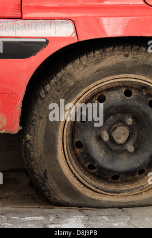 Eine Nahaufnahme Schuss einen Platten Reifen eines Autos Stockfoto