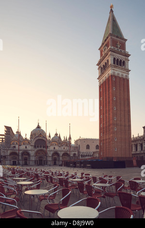 Markusplatz entfernt mit leeren Couchtische, Venedig, Italien Stockfoto