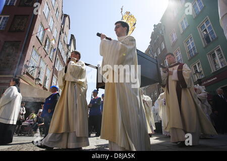 Danzig, Polen. 30. Mai 2013. Fronleichnam-Feier in Gdansk Stadtzentrum entfernt. Erzbischof Slawoj Leszek Glodz Aftre Holly-Messe in der Marienkirche Chuch geht mit der Proccesion über die Gdnansk Straßen an die heilige Birgitta Kirche. Bildnachweis: Michal Fludra/Alamy Live-Nachrichten Stockfoto