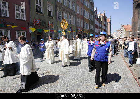 Danzig, Polen. 30. Mai 2013. Fronleichnam-Feier in Gdansk Stadtzentrum entfernt. Erzbischof Slawoj Leszek Glodz Aftre Holly-Messe in der Marienkirche Chuch geht mit der Proccesion über die Gdnansk Straßen an die heilige Birgitta Kirche. Bildnachweis: Michal Fludra/Alamy Live-Nachrichten Stockfoto