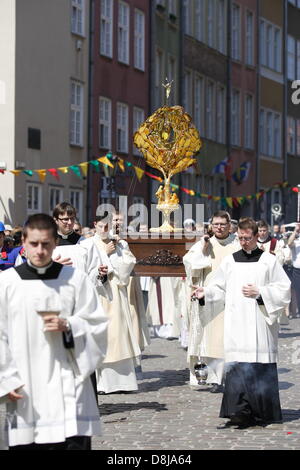 Danzig, Polen. 30. Mai 2013. Fronleichnam-Feier in Gdansk Stadtzentrum entfernt. Erzbischof Slawoj Leszek Glodz Aftre Holly-Messe in der Marienkirche Chuch geht mit der Proccesion über die Gdnansk Straßen an die heilige Birgitta Kirche. Bildnachweis: Michal Fludra/Alamy Live-Nachrichten Stockfoto