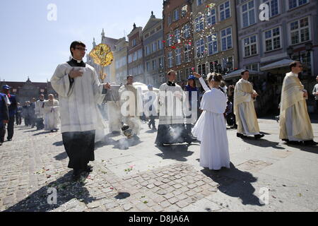 Danzig, Polen. 30. Mai 2013. Fronleichnam-Feier in Gdansk Stadtzentrum entfernt. Erzbischof Slawoj Leszek Glodz Aftre Holly-Messe in der Marienkirche Chuch geht mit der Proccesion über die Gdnansk Straßen an die heilige Birgitta Kirche. Bildnachweis: Michal Fludra/Alamy Live-Nachrichten Stockfoto