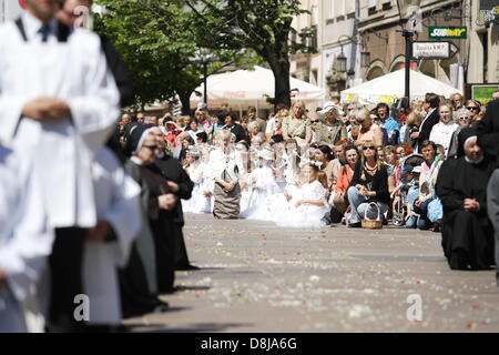 Danzig, Polen. 30. Mai 2013. Fronleichnam-Feier in Gdansk Stadtzentrum entfernt. Erzbischof Slawoj Leszek Glodz Aftre Holly-Messe in der Marienkirche Chuch geht mit der Proccesion über die Gdnansk Straßen an die heilige Birgitta Kirche. Bildnachweis: Michal Fludra/Alamy Live-Nachrichten Stockfoto