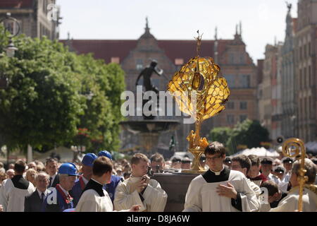 Danzig, Polen. 30. Mai 2013. Fronleichnam-Feier in Gdansk Stadtzentrum entfernt. Erzbischof Slawoj Leszek Glodz Aftre Holly-Messe in der Marienkirche Chuch geht mit der Proccesion über die Gdnansk Straßen an die heilige Birgitta Kirche. Bildnachweis: Michal Fludra/Alamy Live-Nachrichten Stockfoto