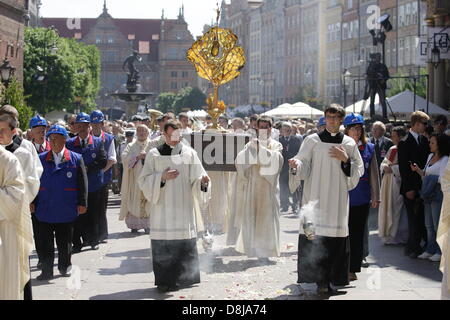 Danzig, Polen. 30. Mai 2013. Fronleichnam-Feier in Gdansk Stadtzentrum entfernt. Erzbischof Slawoj Leszek Glodz Aftre Holly-Messe in der Marienkirche Chuch geht mit der Proccesion über die Gdnansk Straßen an die heilige Birgitta Kirche. Bildnachweis: Michal Fludra/Alamy Live-Nachrichten Stockfoto