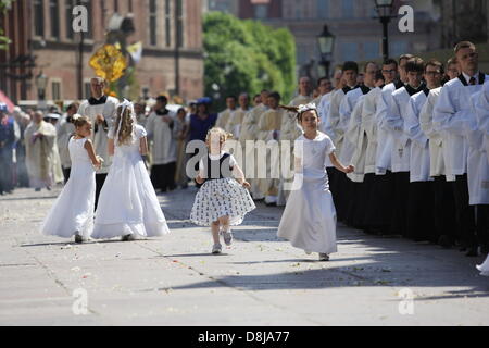 Danzig, Polen. 30. Mai 2013. Fronleichnam-Feier in Gdansk Stadtzentrum entfernt. Erzbischof Slawoj Leszek Glodz Aftre Holly-Messe in der Marienkirche Chuch geht mit der Proccesion über die Gdnansk Straßen an die heilige Birgitta Kirche. Bildnachweis: Michal Fludra/Alamy Live-Nachrichten Stockfoto