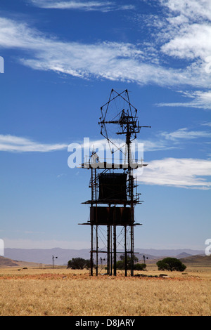 Windmühle und Wassertank, C13 Straße, südlichen Namibia, Afrika Stockfoto