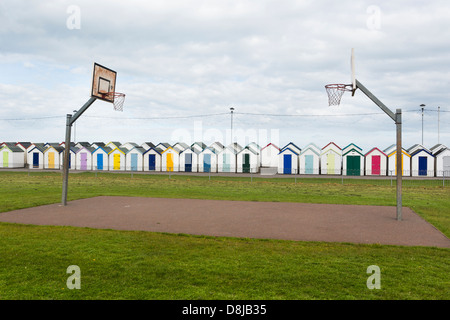 Einen Basketballplatz in der Nähe von Strandhütten in Paignton, Devon, UK Stockfoto