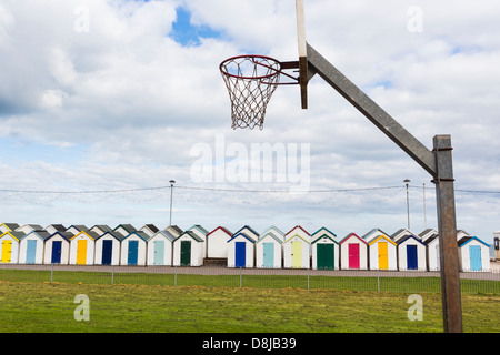 Einen Basketballplatz in der Nähe von Strandhütten in Paignton, Devon, UK Stockfoto