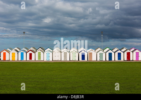 Strandhütten in Paignton, Großbritannien Stockfoto