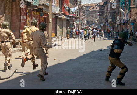 Srinagar, indisch verwalteten Kaschmir, 30. Mai 2013. Indische Polizisten und muslimischen Kaschmir protestieren Zusammenstoß während einer Protestaktion in Srinagar, Jammu und Kaschmir, Indien. Dutzende von GEISELN Unterstützer statt Protest am Donnerstag gegen die Entscheidung der Regierung nicht zu GEISELN Präsident Mohammad Yasin Malik, besuchen die Erdbeben betroffenen Gebieten der Region Doda, Hilfe für die Opfer zu verteilen lassen.  (Sofi Suhail / Alamy Live News) Stockfoto