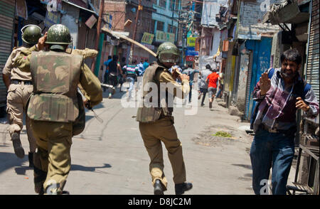 Srinagar, indisch verwalteten Kaschmir, 30. Mai 2013. Indische Polizisten und muslimischen Kaschmir protestieren Zusammenstoß während einer Protestaktion in Srinagar, Jammu und Kaschmir, Indien. Dutzende von GEISELN Unterstützer statt Protest am Donnerstag gegen die Entscheidung der Regierung nicht zu GEISELN Präsident Mohammad Yasin Malik, besuchen die Erdbeben betroffenen Gebieten der Region Doda, Hilfe für die Opfer zu verteilen lassen.  (Sofi Suhail / Alamy Live News) Stockfoto