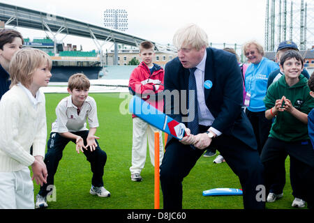 London, UK. 30. Mai 2013. Bürgermeister von London, Boris Johnson tritt international Cricket-Legende Shane Warne in The Oval Cricket Ground, 24.000 neue Team London Freiwilligendienste, zur weiteren Steigerung die Freiwilligenarbeit Dynamik 2012 bekannt zu geben. Bildnachweis: Piero Cruciatti/Alamy Live-Nachrichten Stockfoto