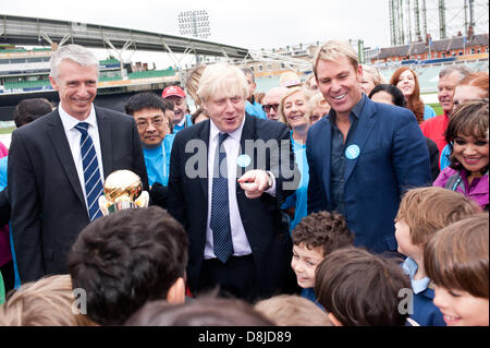 London, UK. 30. Mai 2013. Bürgermeister von London, Boris Johnson tritt international Cricket-Legende Shane Warne in The Oval Cricket Ground, 24.000 neue Team London Freiwilligendienste, zur weiteren Steigerung die Freiwilligenarbeit Dynamik 2012 bekannt zu geben. Bildnachweis: Piero Cruciatti/Alamy Live-Nachrichten Stockfoto