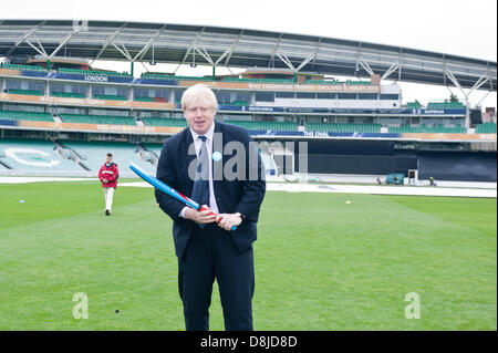 London, UK. 30. Mai 2013. Bürgermeister von London, Boris Johnson tritt international Cricket-Legende Shane Warne in The Oval Cricket Ground, 24.000 neue Team London Freiwilligendienste, zur weiteren Steigerung die Freiwilligenarbeit Dynamik 2012 bekannt zu geben. Bildnachweis: Piero Cruciatti/Alamy Live-Nachrichten Stockfoto