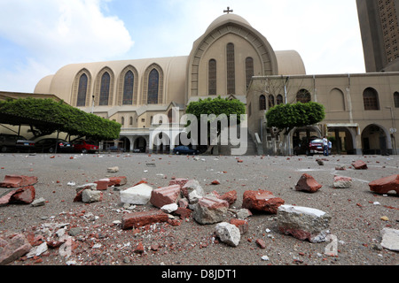 Steinwürfe auf dem Boden der St.-Markus Kathedrale in Kairo, Sitz des Papstes Tawadros II, dem Oberhaupt der koptischen Kirche in Ägypten Stockfoto