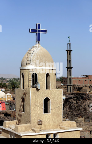 Christian Kreuz auf eine koptische Kirche und Cresent auf das Minarett der Moschee in Oberägypten Stockfoto