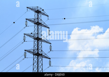 Detail des Strommastes gegen blauen Himmel Stockfoto