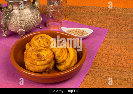 Stillleben mit frisch gebackenem Shebakias, Tee-Zubehör im Hintergrund Stockfoto