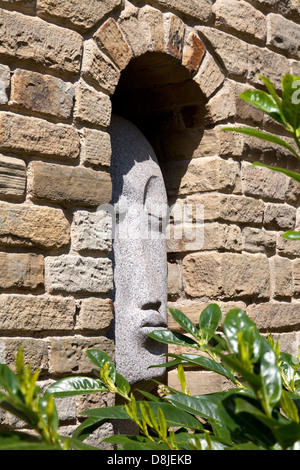 Skulptur in der Wand einer Mühle in Dean Clough, Halifax, West Yorkshire Stockfoto