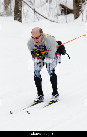 Ein klassisch-Skifahrer verstaut und gleitet bergab auf dem Weg zwischen Kabel und Hayward Wisconsin während der American Birkebeiner Stockfoto