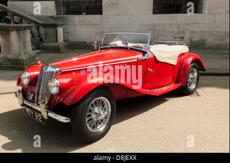 Ein Classic 1954, MG TF Midget , ausgestellt im Old Royal Naval College, Greenwich. Stockfoto