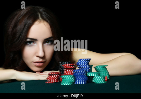 Die schöne Frau mit Casino-chips Stockfoto