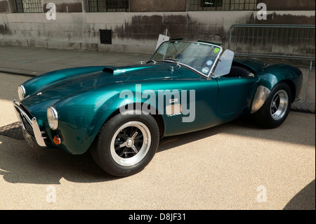 Blick auf eine klassische 427 Ford/Shelby AC Cobra auf dem Display an der alten Nabel College in Greenwich. Stockfoto